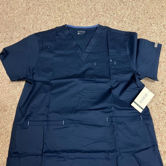 NWT Men’s med couture scrub top - Picture 7 of 8